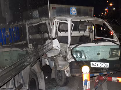 Ô tô điên đâm liên hoàn, hơn 10 người nhập viện