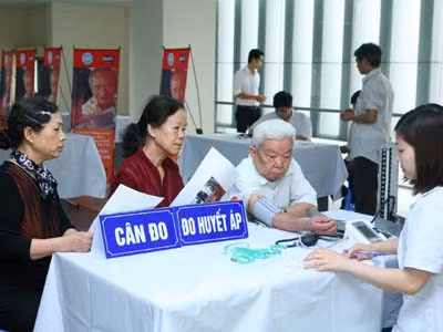 Khám bệnh, cấp thuốc miễn phí cho người nghèo