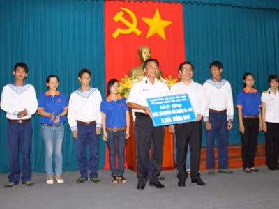 Doanh nhân, sinh viên bắt đầu hành trình biển đảo