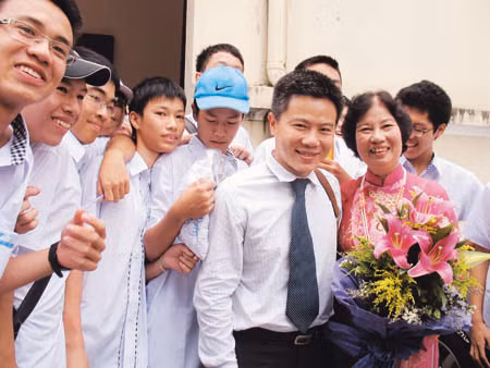 GS Ngô Bảo Châu với cô giáo dạy văn Đặng Thanh Hoa
