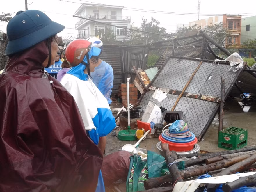 Đà Nẵng tả tơi vì bão