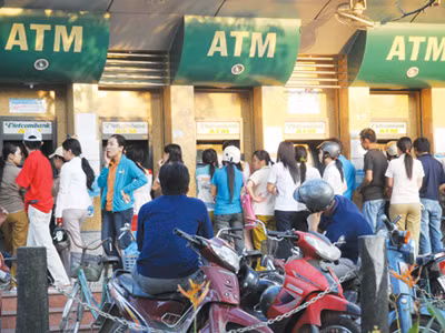 Từ 20-2 tới đây, khách hàng sử dụng thẻ ATM sẽ phải trả thêm mức phí thường niên có thể đến 60.000 đồng/thẻ. Ảnh: D.Đ.M
