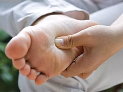Tê chân tay: Biến chứng có thể dẫn tới tàn phế ở bệnh nhân tiểu đường