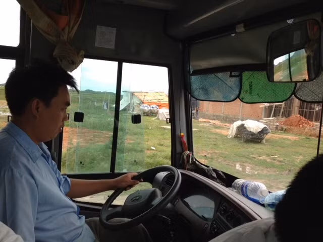 Tài xế xe buýt vừa lái vừa... đánh bạc
