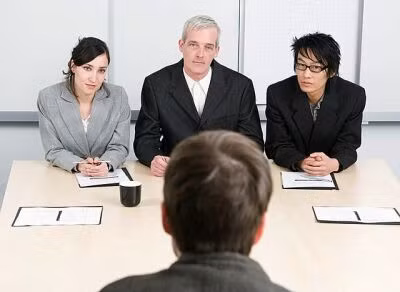 Sai lầm vì cởi giày khi đang phỏng vấn