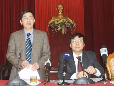 Ông Trần Huy Sáng - Giám đốc Sở Nội vụ Hà Nội (đứng) và ông Hồ Quang Lợi tại buổi giao ban báo chí Ảnh: MT