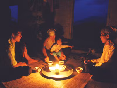 Ngay từ đầu mùa khô, nhiều gia đình phải ăn cơm đèn dầu do bị cắt điện Ảnh: Xuân Phú