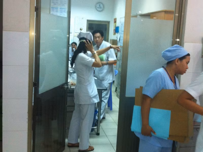 Phút kinh hoàng nhóm côn đồ cầm mã tấu tấn công bệnh viện