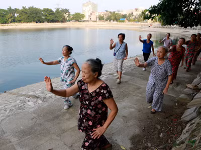 Người dân phải xuống sát lòng hồ Đống Đa để tập thể dục Ảnh: Hồng Vĩnh