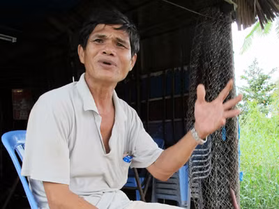Công nhân bắt cá, mò cua chờ lương