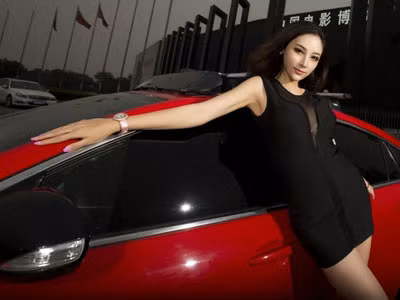 Da trắng dáng xinh bên xế đỏ