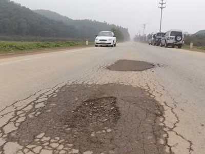 Đại lộ Thăng Long kéo dài: Thông xe 1 năm đã nứt vỡ