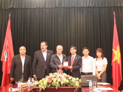 Bí thư T.Ư Đoàn Dương Văn An (thứ 3 từ phải sang) tặng quà đoàn đại biểu Palestine Ảnh: Hoàng Phan
