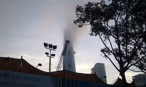Tòa nhà cao nhất Sài Gòn bị báo cháy: Sương mù bao phủ