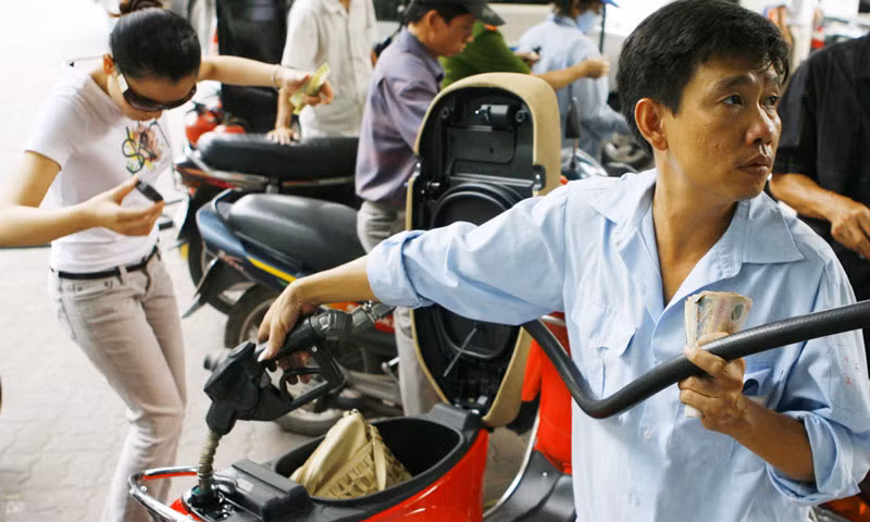 Xăng bất ngờ tăng giá, người dân ngỡ ngàng