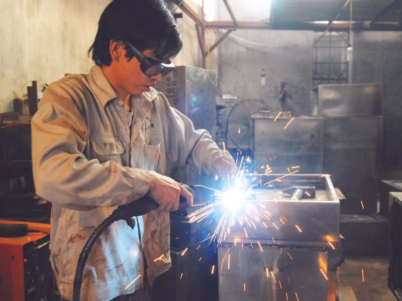 Anh Lại Văn Thắng, 19 tuổi, công nhân của Xưởng cơ khí, kim khí Việt Tiệp đang hàn két