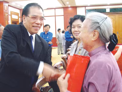 Tổng Bí thư Nông Đức Mạnh tặng quà đại biểu TNXP