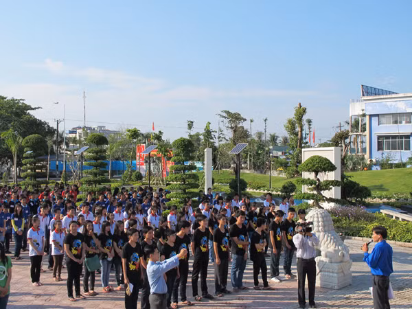 Tuổi trẻ Cà Mau báo công dâng Bác