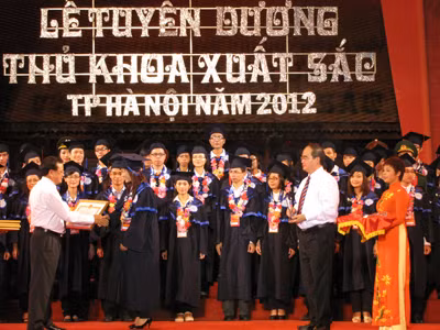 Các thủ khoa được tuyên dương tại Văn Miếu - Quốc Tử Giám tối 26-8