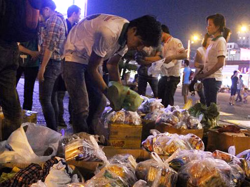 Tặng quà cho người nghèo lang thang