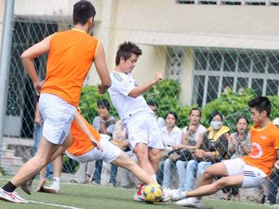 Thí sinh "Đại sứ thể thao" tranh bóng với Tuấn Hưng