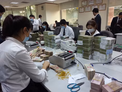 Đánh thuế tiền gửi ngân hàng: Doanh nghiệp chịu thuế hai lần?