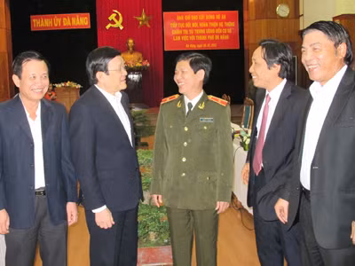Chủ tịch nước và các đại biểu trao đổi bên lề buổi làm việc Ảnh: Nguyễn Huy