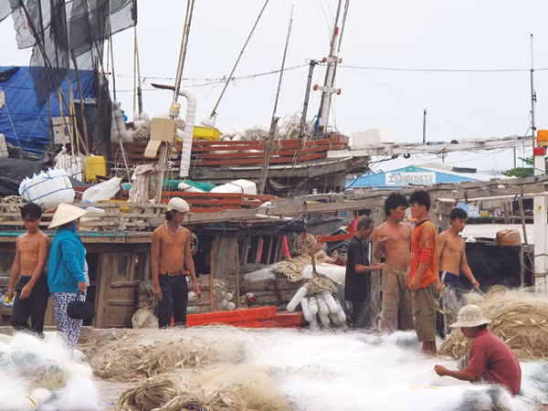 Ngư dân khó từ bờ ra biển