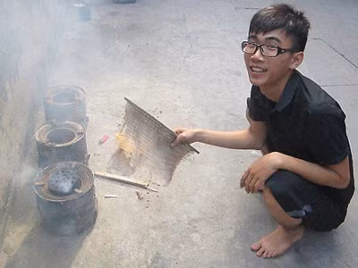 Thiếu gia đất mỏ bán cơm 5.000 đồng