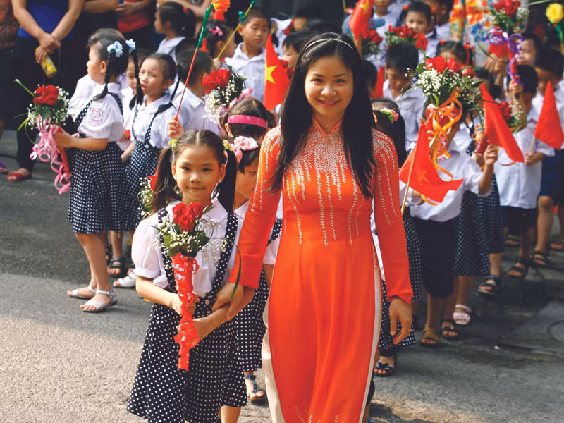 Giáo viên là nghề cao quý, và ở nhiều nơi, phụ cấp thâm niên đang được thầy cô chờ đợi. Ảnh: Hồng Vĩnh