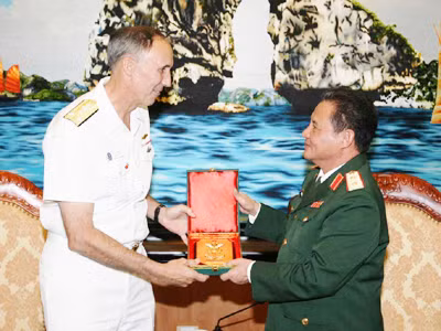 Trung tướng Trần Quang Khuê (phải) trao biểu tượng Bộ Tổng tham mưu QĐND Việt Nam cho Phó Đô đốc Scott Van Buskirk