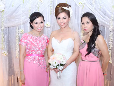 Minh Tuyết gợi cảm trong tiệc cưới ở Việt Nam