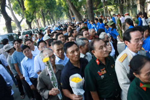 Người dân đến viếng Tướng Giáp ngày càng đông