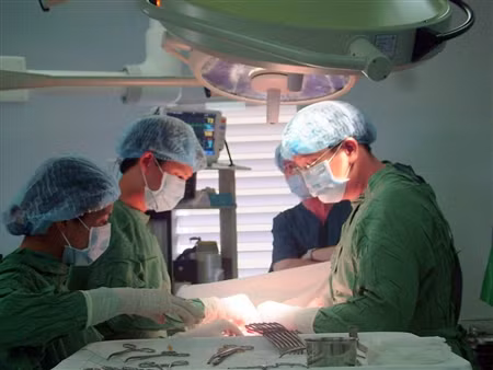 Vung tiền giành giật bác sĩ