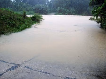 Miền Trung ngập chìm trong lũ, đã có người tử vong