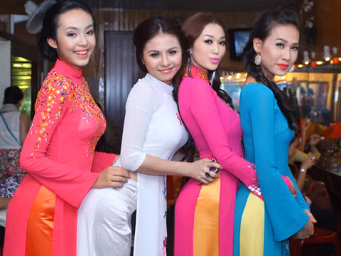 Bảo Trân, Vân Trang mặc áo dài 'quậy' tưng bừng