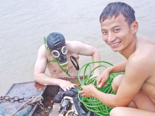 Một ngày dưới đáy sông Hồng