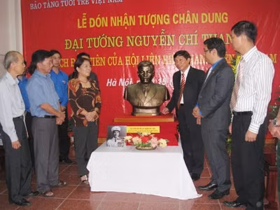 Đón nhận tượng Đại tướng Nguyễn Chí Thanh