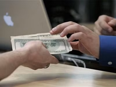 Trả lại 50 triệu đồng hành khách đánh rơi
