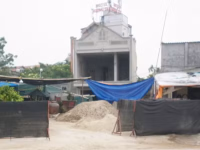 Bị đình chỉ, nhà hai tầng vẫn 'hiên ngang' mọc lên