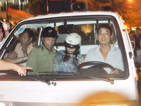 Dùng thang giải cứu cô gái đòi nhảy sông Tô Lịch tự tử