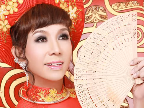 Cầu xin 'Bà tám' Long Nhật trả lại sự trong sáng cho Áo dài