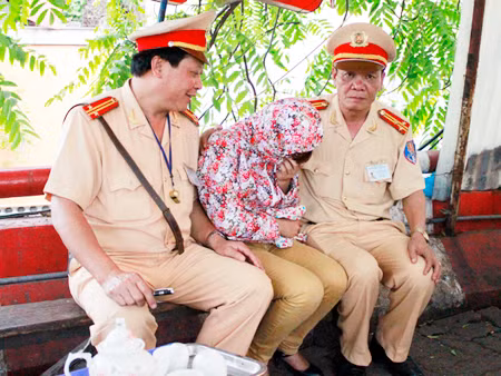 Thượng tá Đoàn cũng Trung tá Cương khuyên nhủ cô gái từ bỏ ý định dại dột, trở về với gia đình