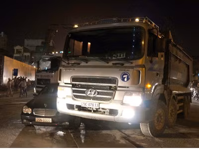 Xe tải chèn móp đầu Mercedes