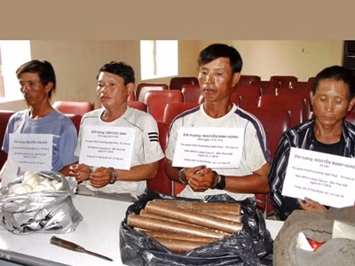 Một nhóm người buôn thuốc nổ bị cơ quan chức năng bắt giữ