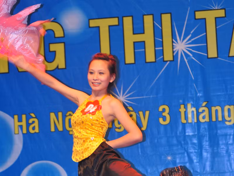 Nam thanh nữ tú Tràng An khoe tài sắc