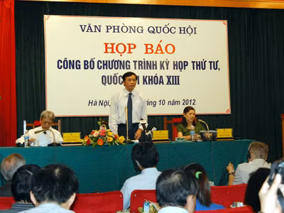 Xem xét thông qua nghị quyết lấy phiếu tín nhiệm