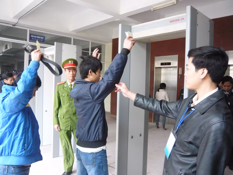 Gói điện thoại bằng giấy bạc,'né' cổng từ