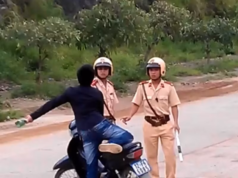 Vi phạm giao thông, cầm chai bia đánh cảnh sát