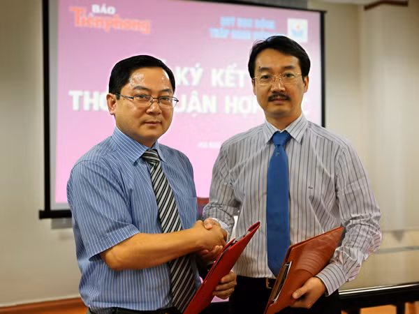 TBT báo Tiền Phong - ông Lê Xuân Sơn (trái) và Phó Chủ tịch Quỹ Thắp sáng niềm tin, ông Nguyễn Thiện Bảo, trong buổi ký thỏa thuận hợp tác